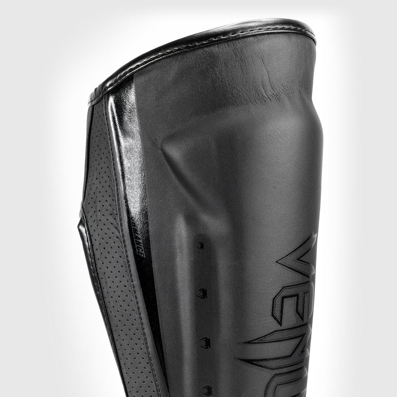 Venum Shin Guards Elite Evo Black/Black - The Fight Club