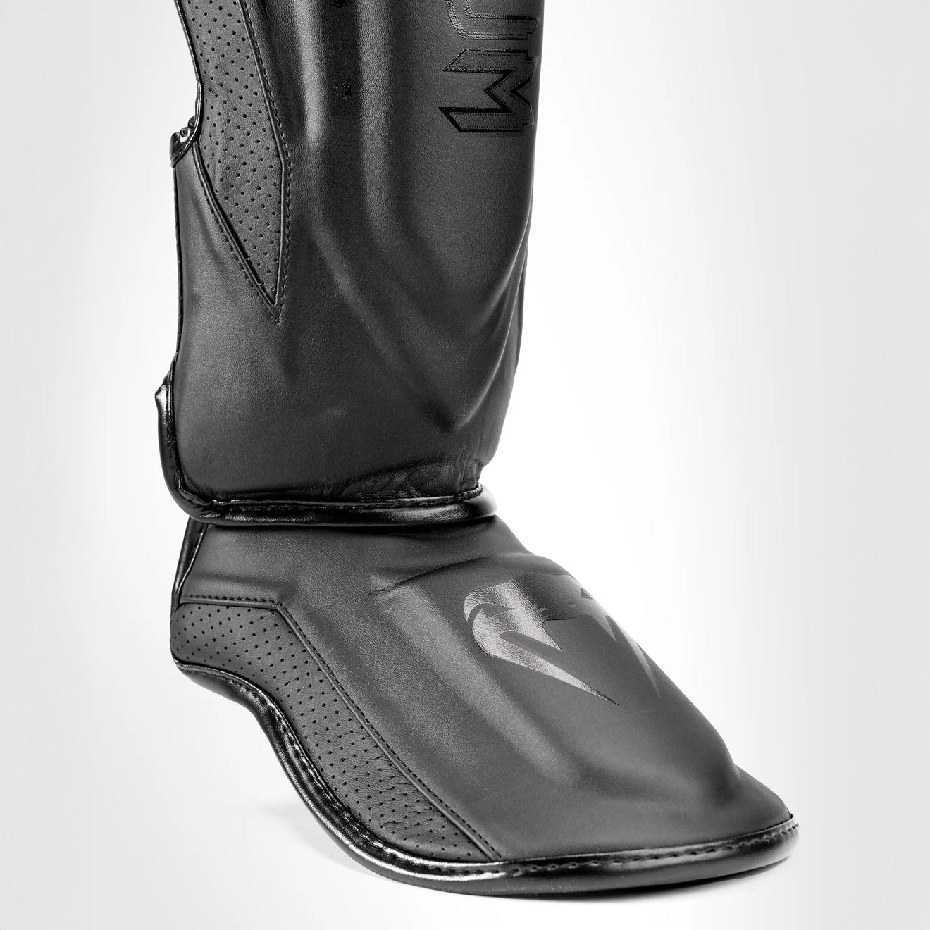 Venum Shin Guards Elite Evo Black/Black - The Fight Club