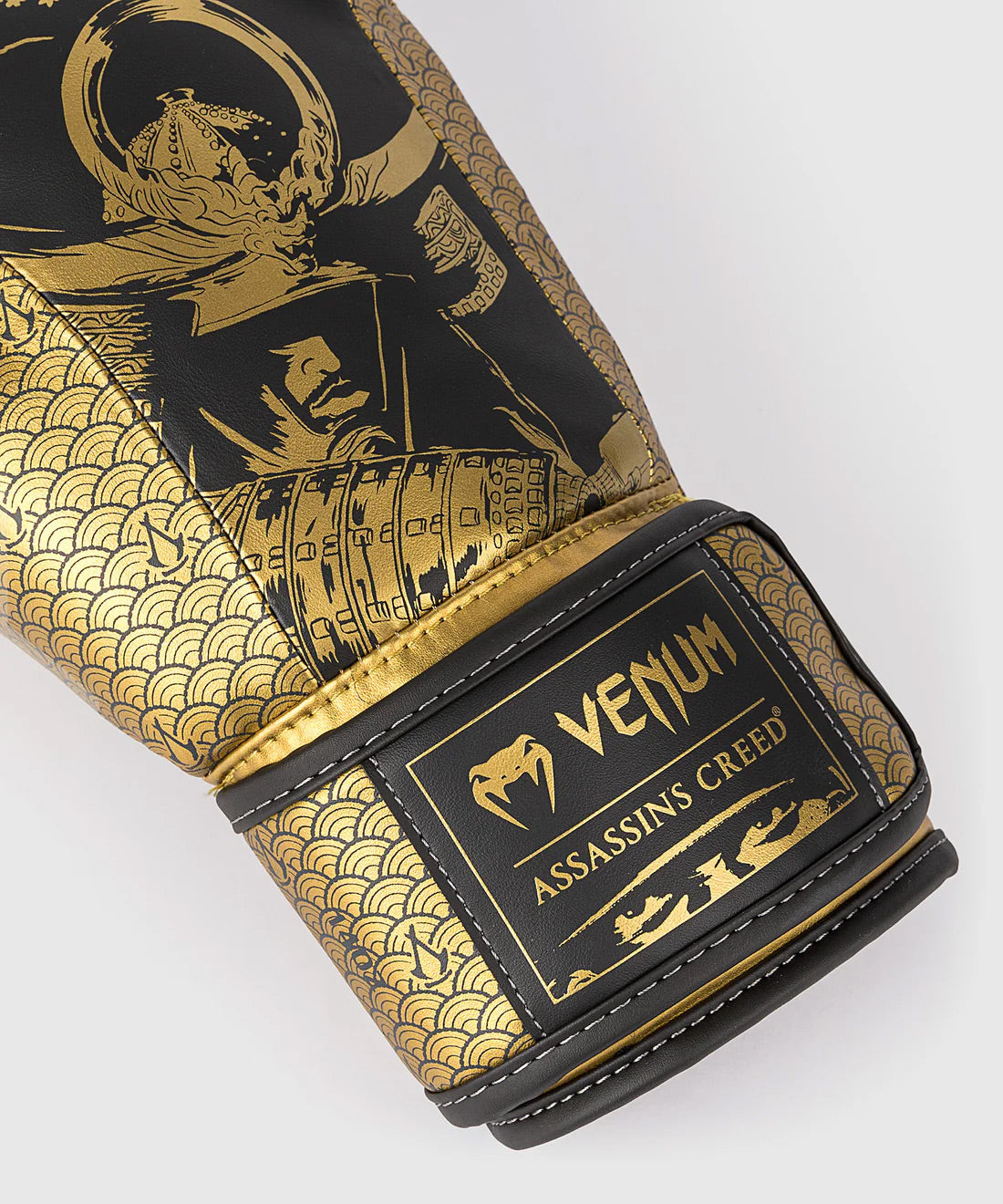 Venum x Assassin's Creed Shadows Boxing Gloves Black/Gold - The Fight Club