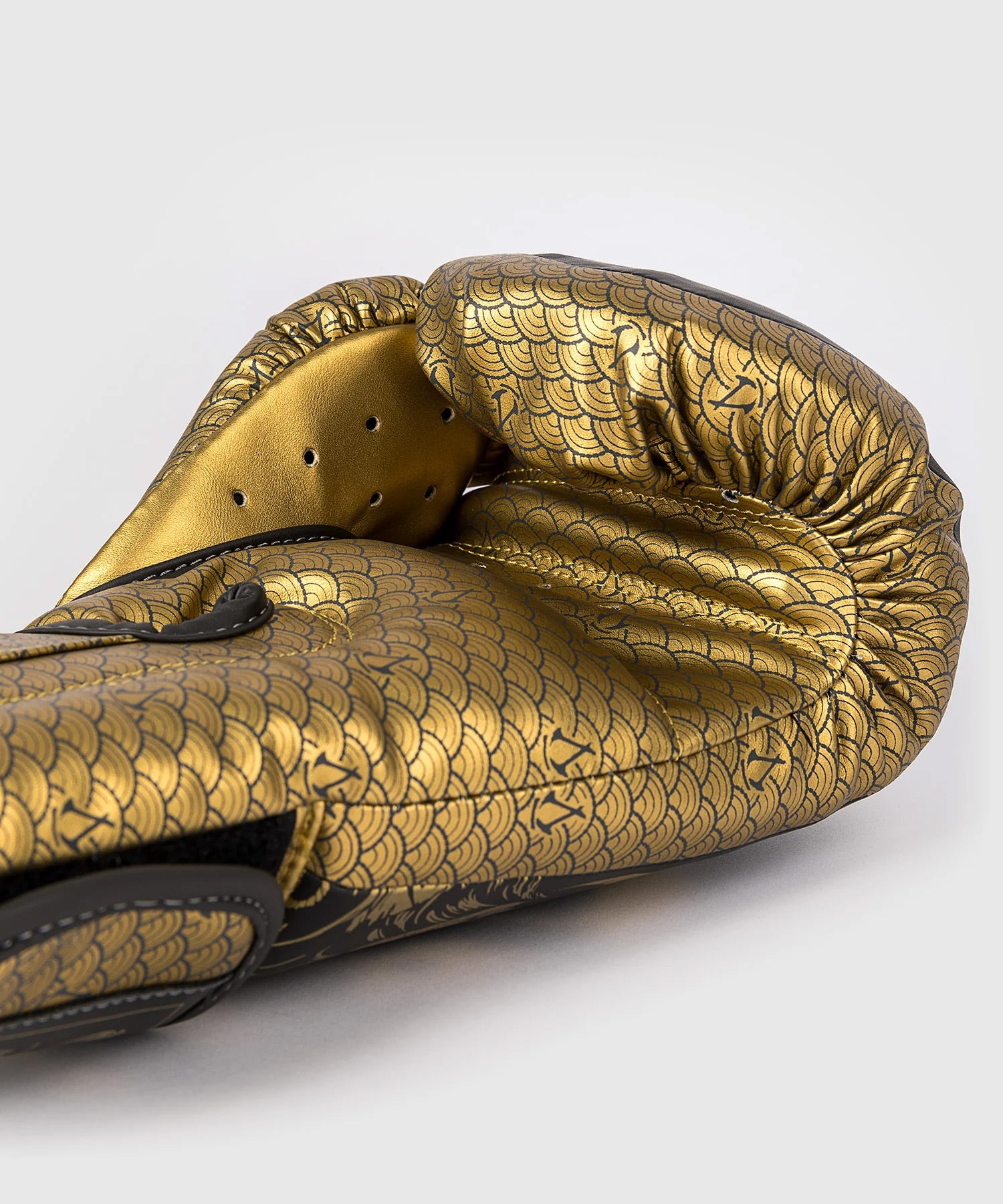 Venum x Assassin's Creed Shadows Boxing Gloves Black/Gold - The Fight Club