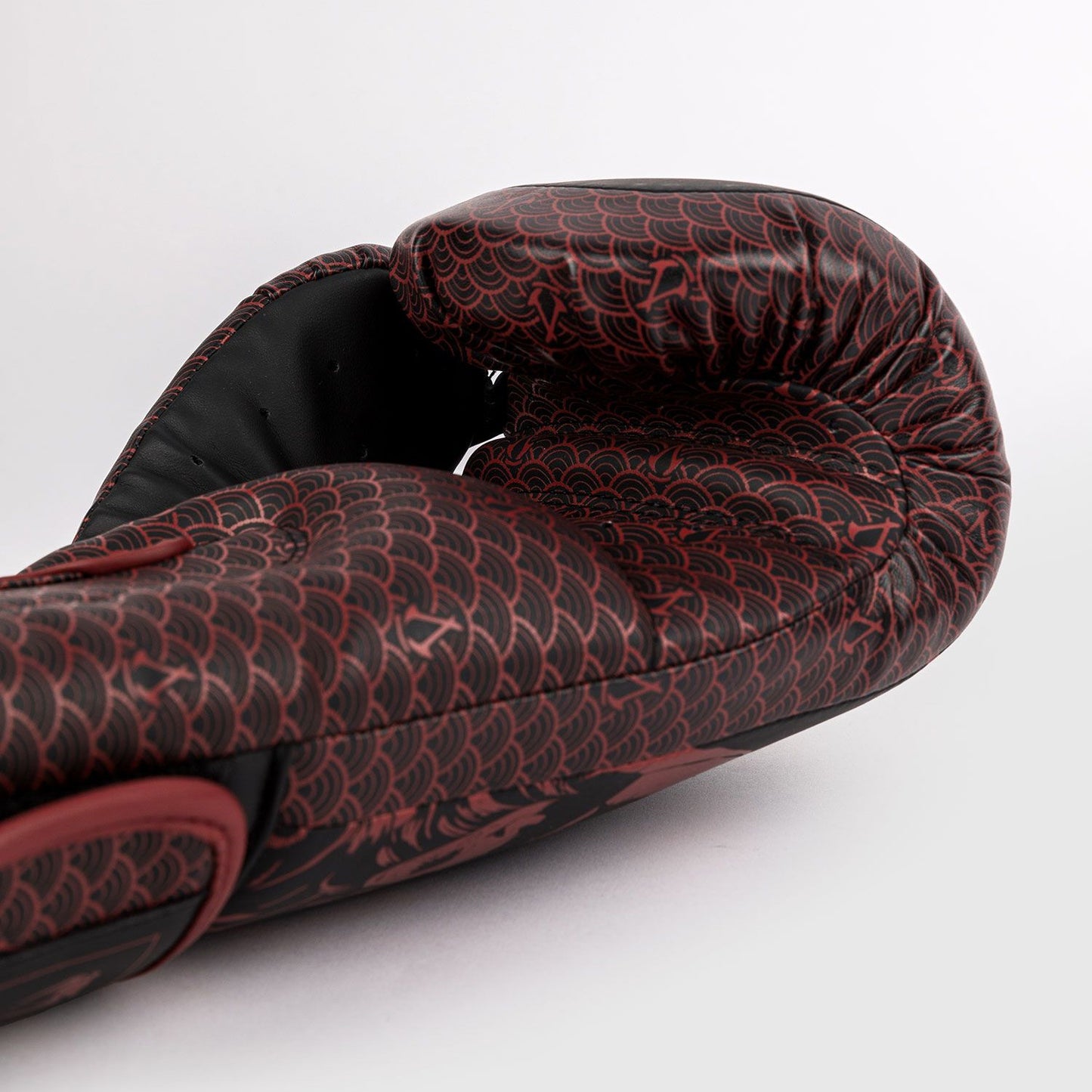 Venum x Assassin's Creed Shadows Boxing Gloves Burgundy/Black - The Fight Club