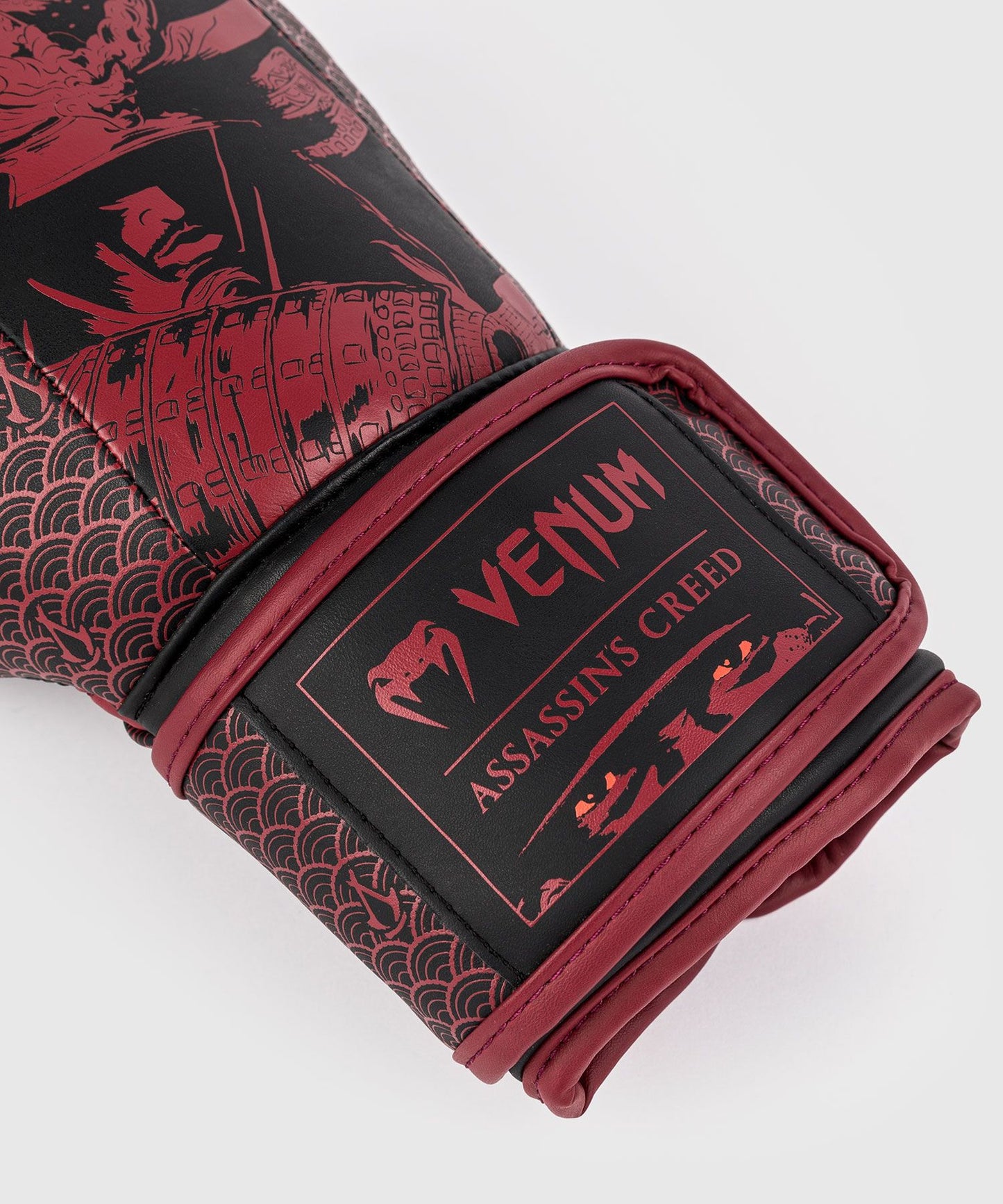 Venum x Assassin's Creed Shadows Boxing Gloves Burgundy/Black - The Fight Club