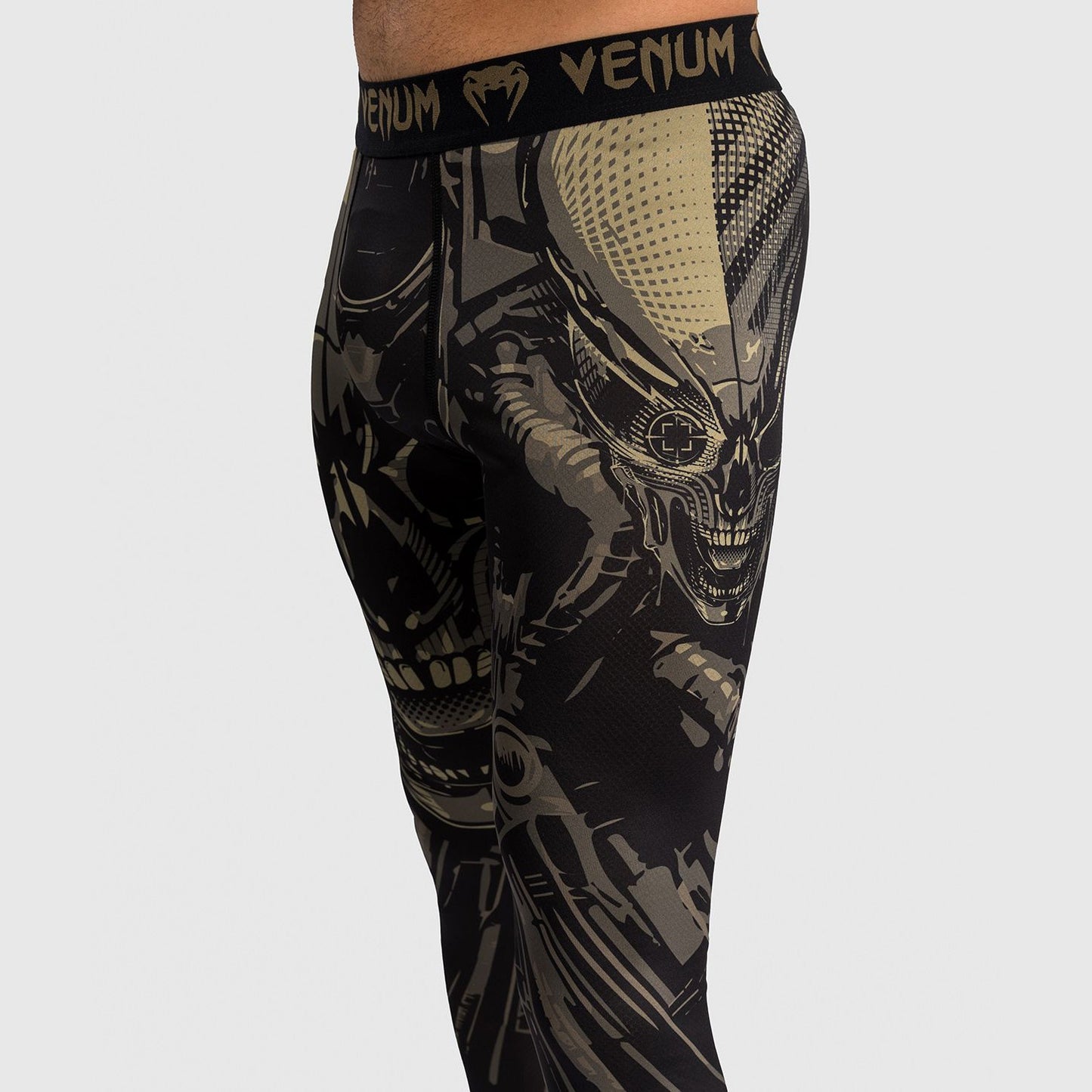 Venum Invader Spats Black/Sand - The Fight Club